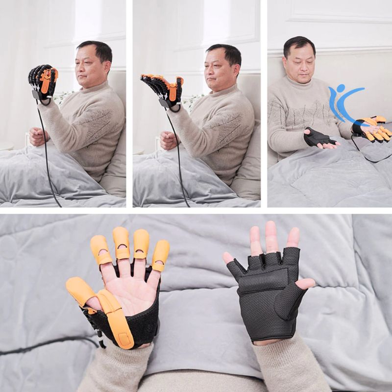 Homem treinando as mãos deitado em uma cama. Mostra ele abrindo e fechando as mão utilizando a função espelho.