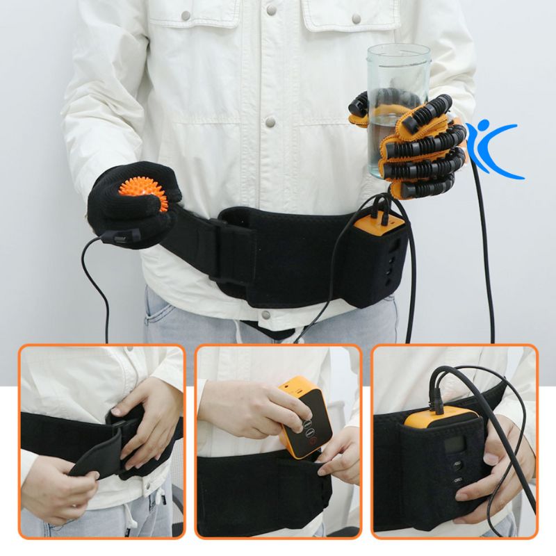 Um homem mostrando a facilidade de transportar o controlador e a luva de reabilitação portátil no cinto.