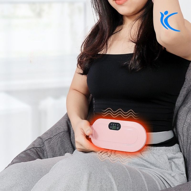 Mulher usando bolsa térmica para alivio da cólica menstrual